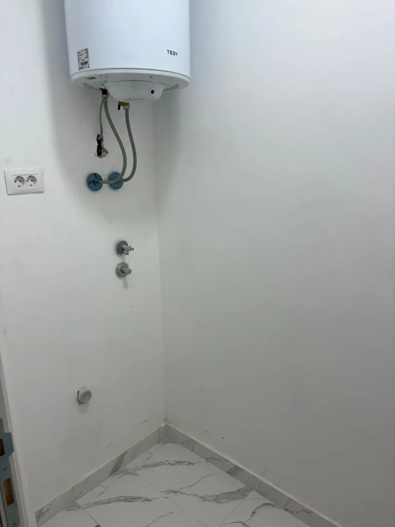Kupatilo sa postavljenim bojlerom i priključcima za sanitarije.