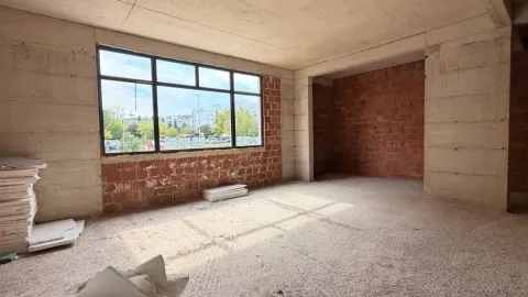 Unfinished room in grey phase with a window and a view of the surroundings. - image 10