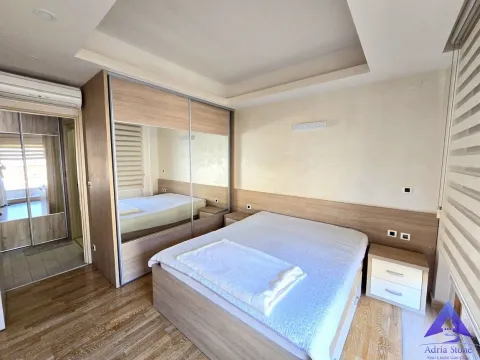 Namještena spavaća soba sa bračnim krevetom, plakarom sa ogledalom i noćnim stočićima. - image 6