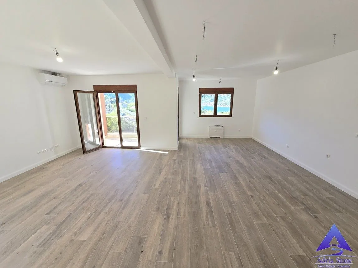 Prodaja, trosoban stan, 140m², Dobrota, Kotor