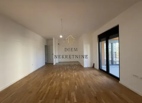 Empty living room with parquet flooring and access to the terrace. - image 4