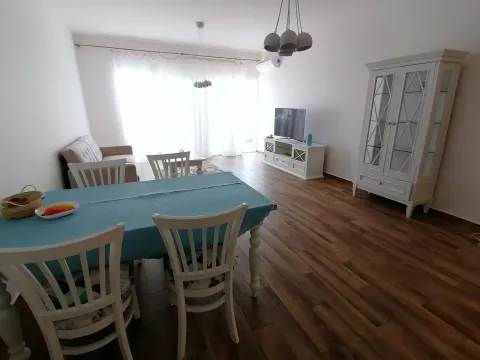 Dnevni boravak sa trpezarijom, kaučem, televizorom i bijelom vitrinom. - image 10
