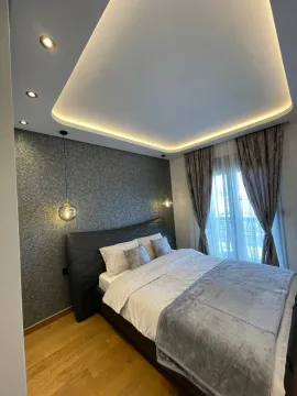 Moderna spavaća soba sa bračnim krevetom, rasvjetom na plafonu i zavjesama. - image 3