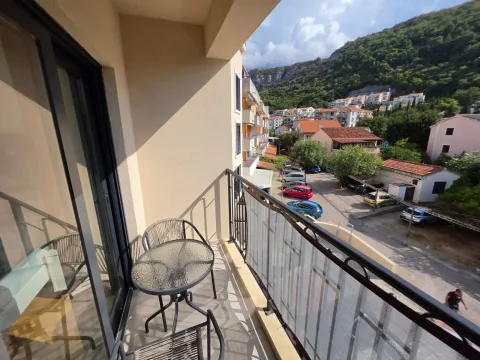 Manji namješteni balkon sa pogledom na naselje i brda. - image 20