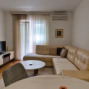 Dnevna soba sa ugaonom garniturom, stočićem i izlazom na terasu. - image 3