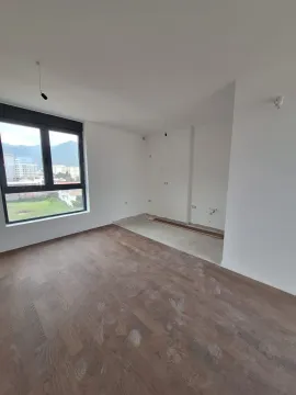 Prazna prostorija u novogradnji sa prozorom. - image 9