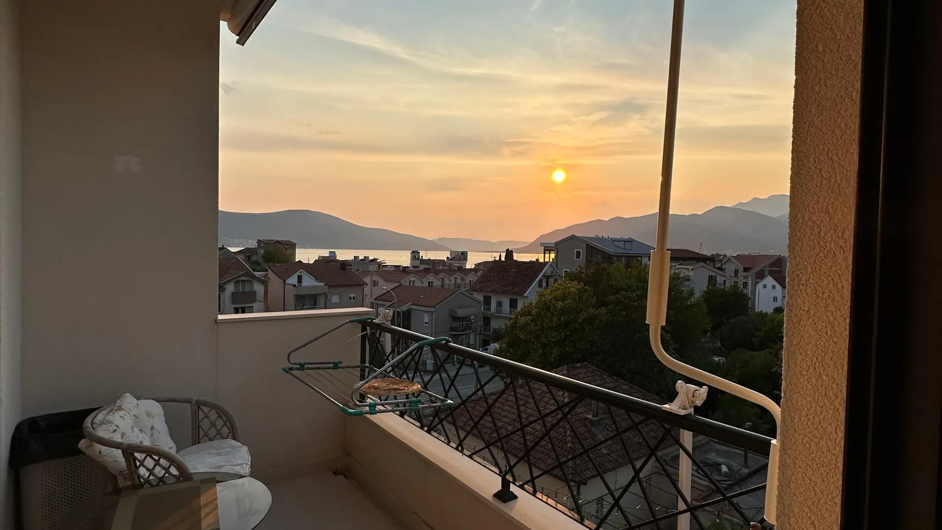 Izdavanje, dvosoban stan, 70m², Kalimanj, Tivat