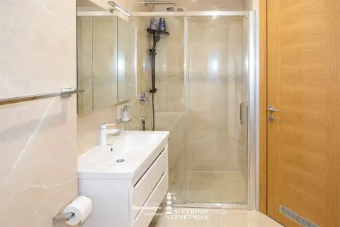 Moderne kupatilo sa umivaonikom i tuš kabinom. - image 12