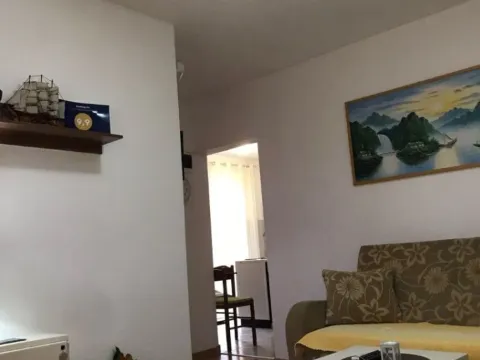 Izdavanje, dvosoban stan, 45m², Kalimanj, Tivat