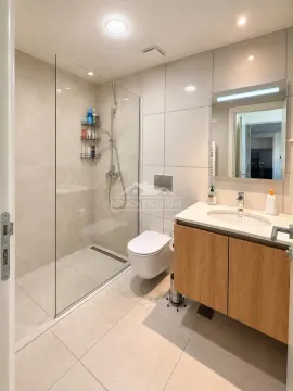 Moderno opremljeno kupatilo sa tuš kabinom i umivaonikom. - image 7
