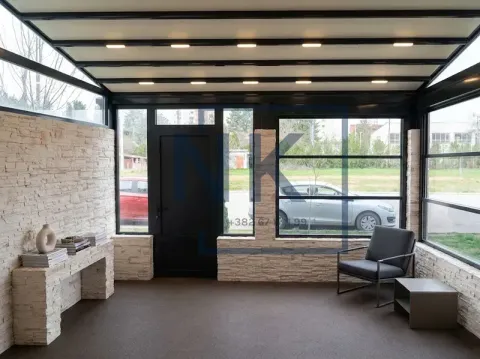 Zastakljena terasa sa kamenim oblogama i modernim krovom. - image 5