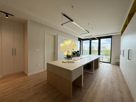 Izdavanje, poslovni prostor, 58m², Kod Capital Plaze, Podgorica