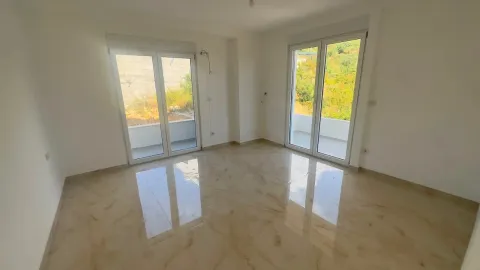 Prazna svijetla soba sa keramičkim pločicama i dvoja balkonska vrata. - image 3