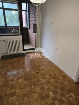 Prazna soba sa parketom i izlazom na terasu. - image 11
