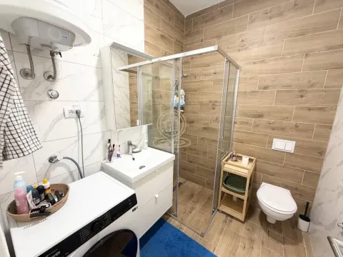 Manje kupatilo sa tuš kabinom, umivaonikom i veš mašinom. - image 16
