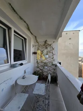 Manji uređeni balkon sa trpezarijskim stolom i ukrasnim biljkama. - image 9