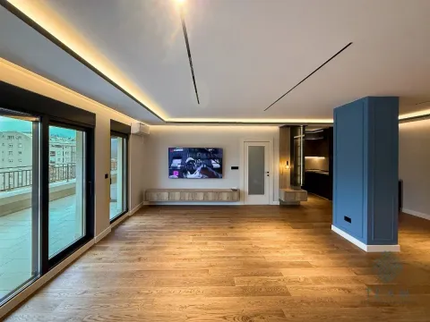 Izdavanje, trosoban stan, 163m², Preko Morače, Podgorica - image 1