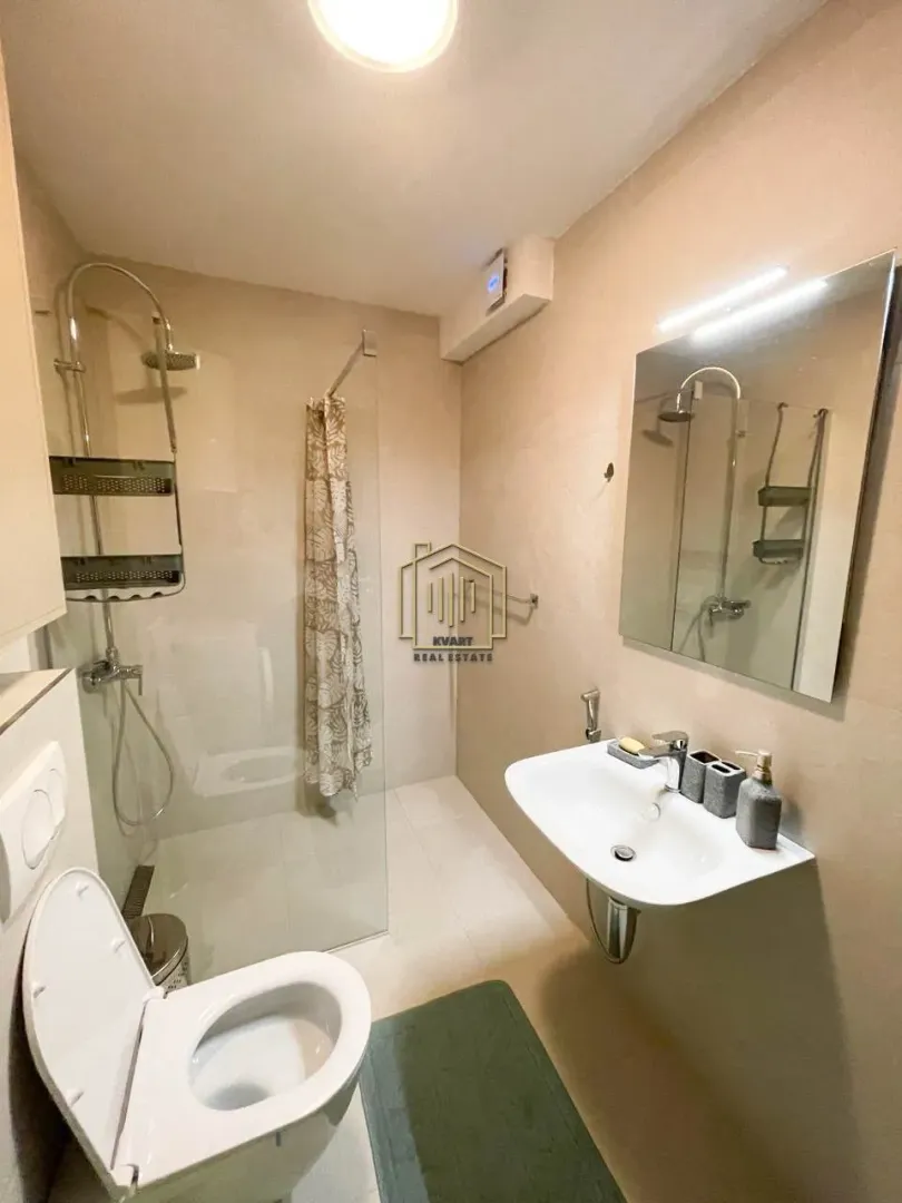 Kompaktno kupatilo sa tuš kabinom, umivaonikom i wc šoljom.