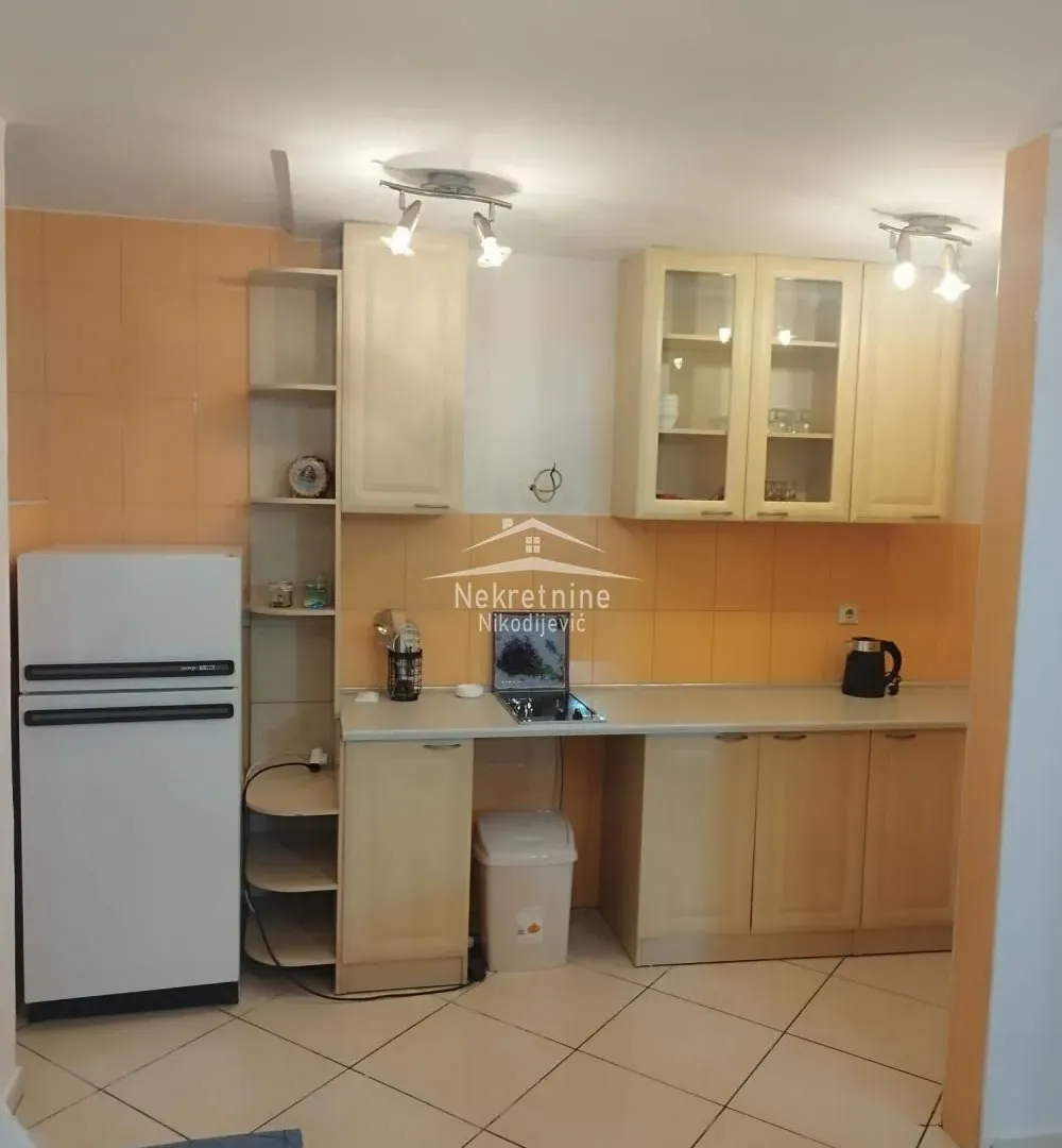 Izdavanje, trosoban stan, 70m², Šumice, Beograd