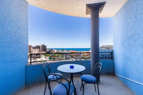 Natkriveni balkon sa garniturom za sedenje i pogledom na more. - image 3