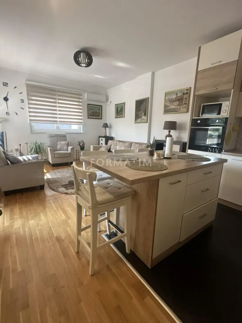Open space featuring a kitchen with a bar and dining area, connected to the living room.