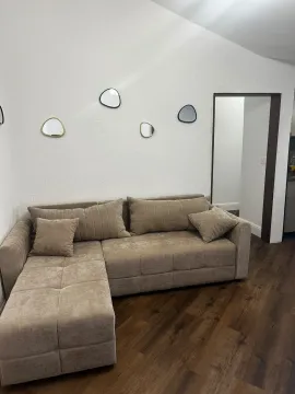 Udobna dnevna soba sa ugaonom garniturom i dekorativnim ogledalima na zidu. - image 6
