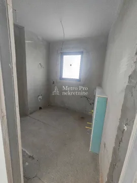 Prazna prostorija u sivoj fazi gradnje sa prozorom. - image 15