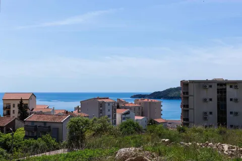 Pogled na more i okolne zgrade sa nekretnine. - image 34
