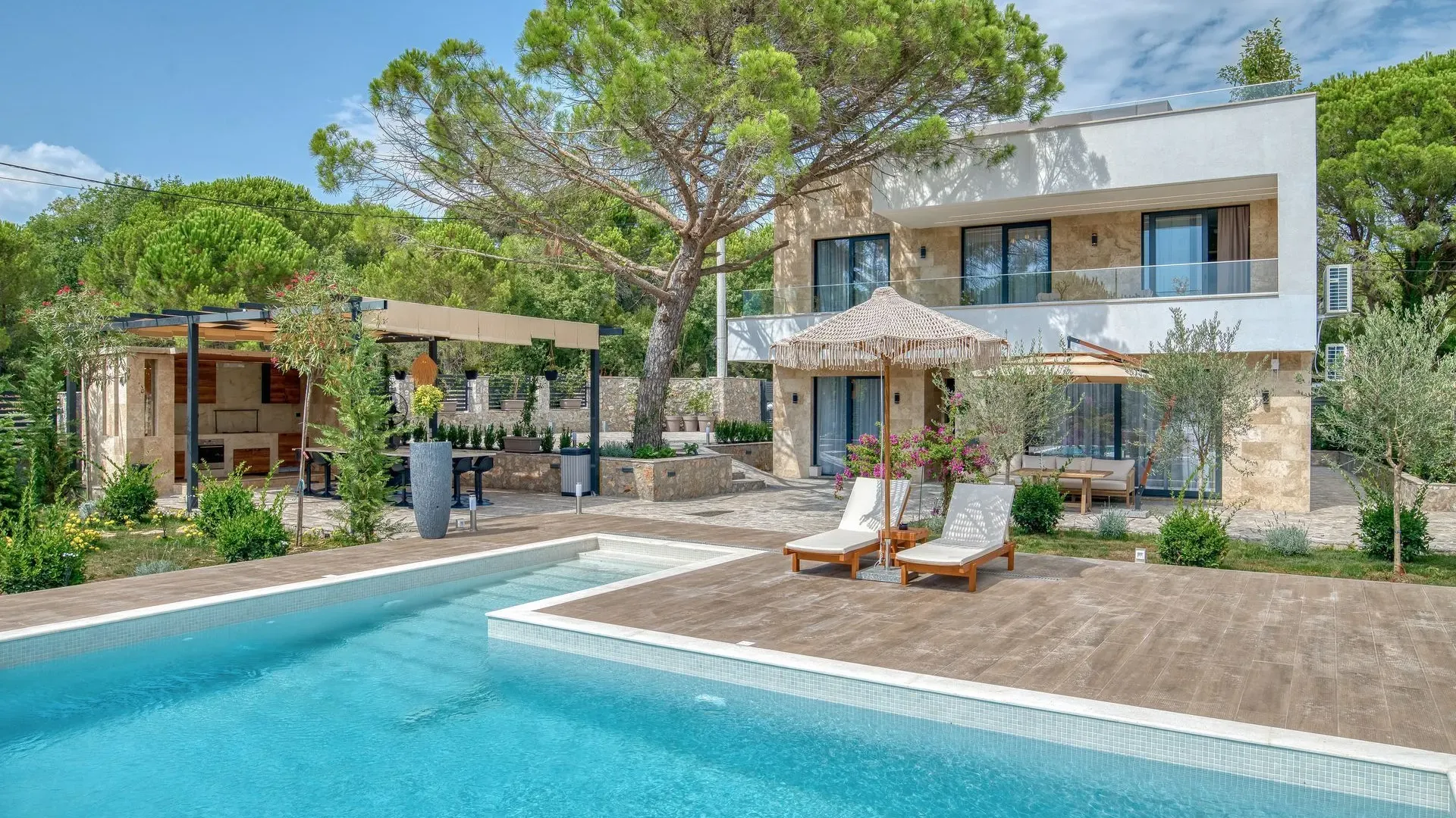 Izdavanje, kuća, 250m², Zagora, Kotor