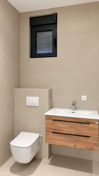 Moderno opremljeno kupatilo sa umivaonikom i ugradnom wc šoljom. - image 13