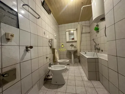 Starije opremljeno kupatilo sa kadom, umivaonikom i sanitarijama. - image 10
