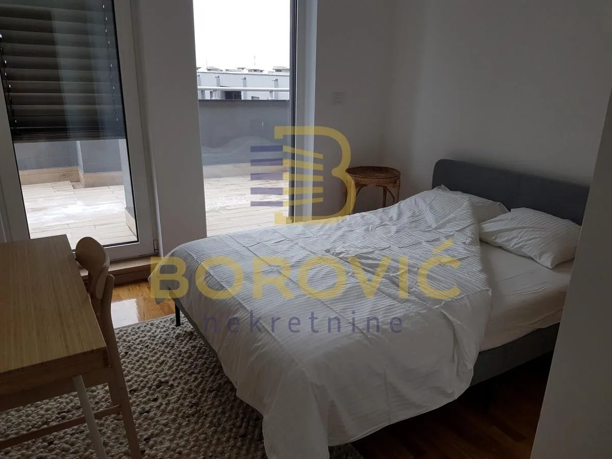 Bedroom with a double bed and access to the terrace.