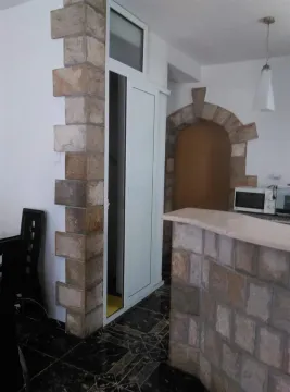 Unutrašnjost kuhinje sa šankom i detaljima od kamena. - image 6