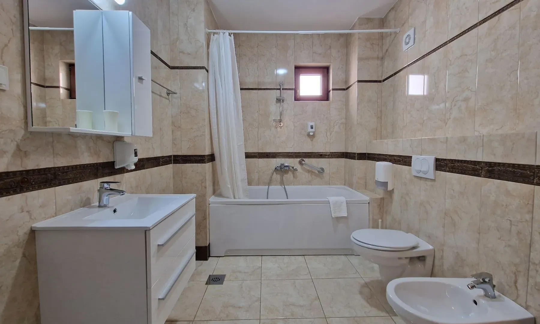 Izdavanje, jednosoban stan, 90m², Bečići, Budva