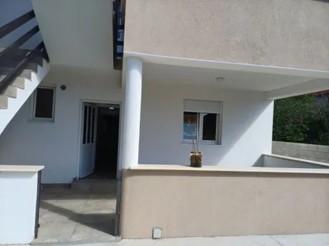 Izdavanje, dvosoban stan, 75m², Murtovina, Podgorica