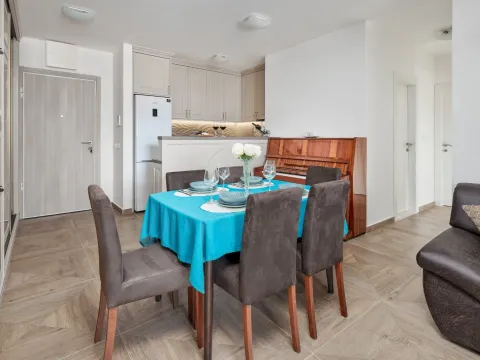 Izdavanje, dvosoban stan, 62m², Sveta Vrača, Kotor - image 2