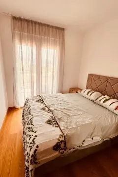Svijetla spavaća soba sa bračnim krevetom i balkonskim vratima. - image 7