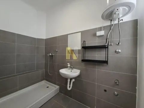 Kupatilo sa tuš kabinom, umivaonikom i bojlerom. - image 10