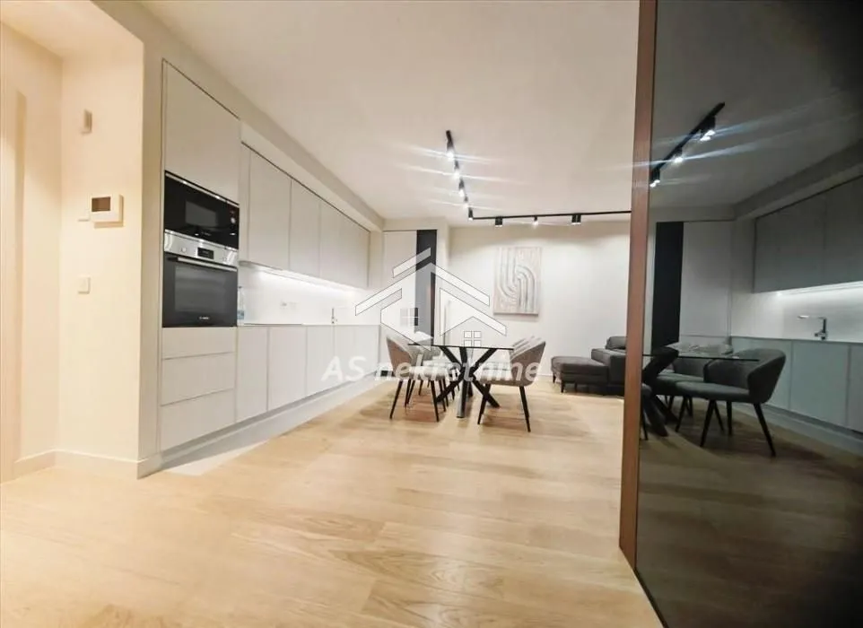 Izdavanje, četvorosoban stan, 120m², Savski Venac, Beograd