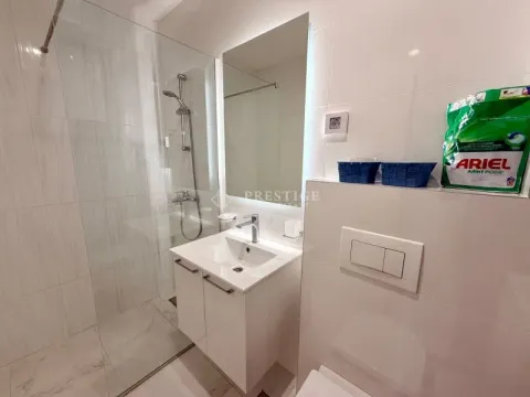 Moderne kupatilo sa umivaonikom, tuš kabinom i ugradnim toaletom. - image 10
