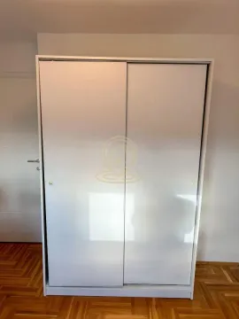 Beli garderober sa kliznim vratima u sobi. - image 13