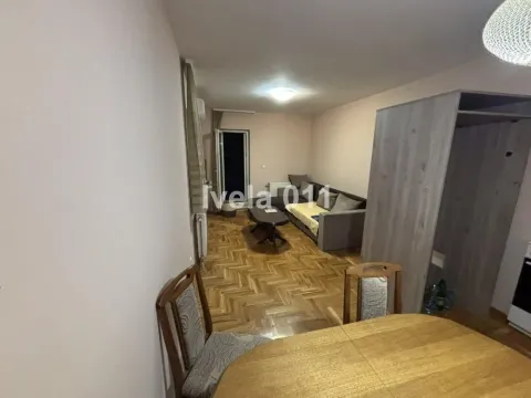 Dnevna soba sa trpezarijskim stolom i garniturom za sedenje. - image 6