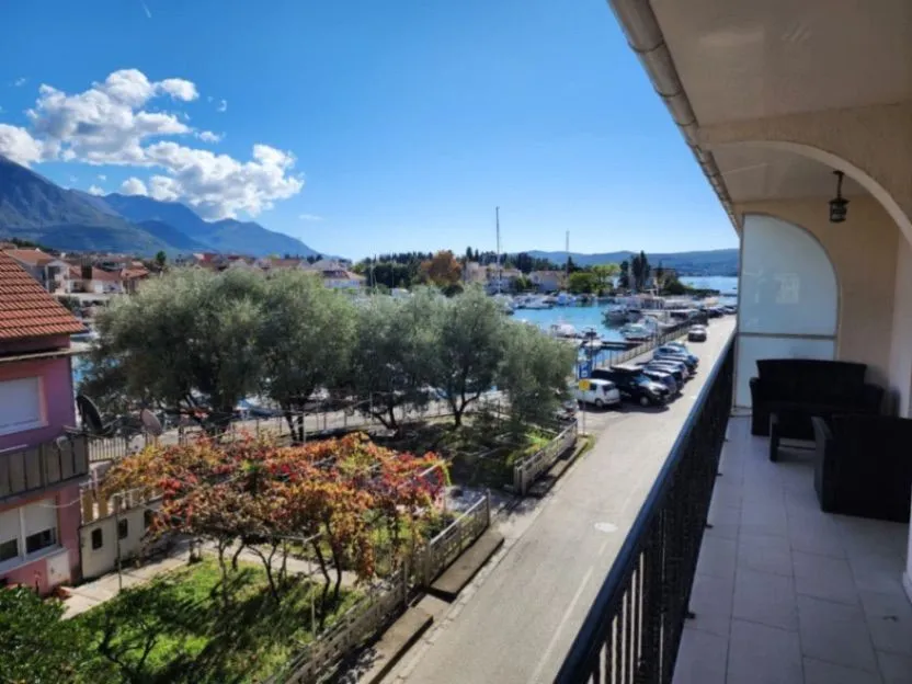 Izdavanje, trosoban stan, 150m², Centar, Tivat