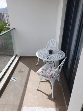 Manji namješteni balkon sa stocem i dve stolice. - image 6