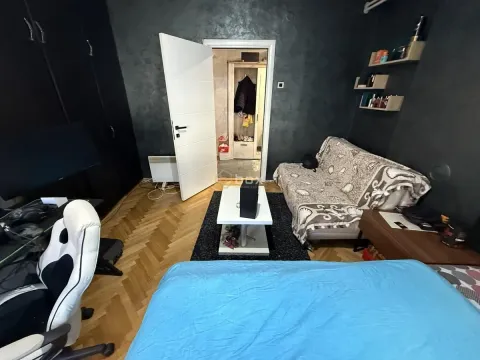 Manja spavaća soba sa krevetom, radnim stolom i kaučem. - image 7
