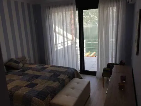 Spavaća soba sa francuskim ležajem i izlazom na terasu. - image 5