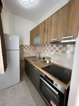 Manja kuhinja sa drvenim elementima, ugradnom rernom i frižiderom. - image 3