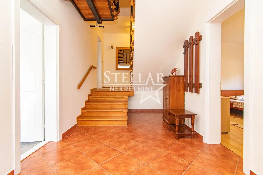 Rent, house, 220m², Tološi, Podgorica