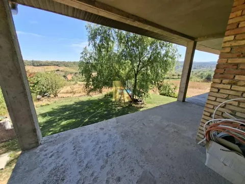 Nenatkrivena terasa u izgradnji sa pogledom na dvorište i prirodu. - image 7