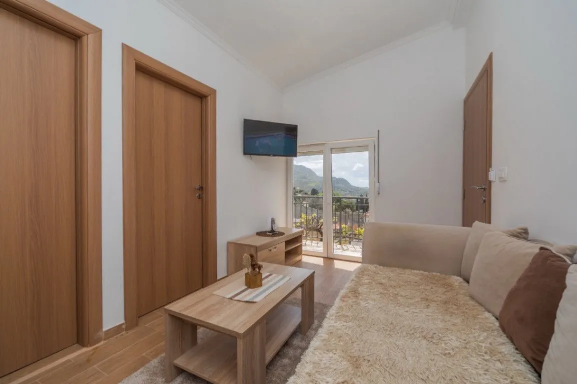 Izdavanje, dvosoban stan, 70m², Stari Bar, Bar